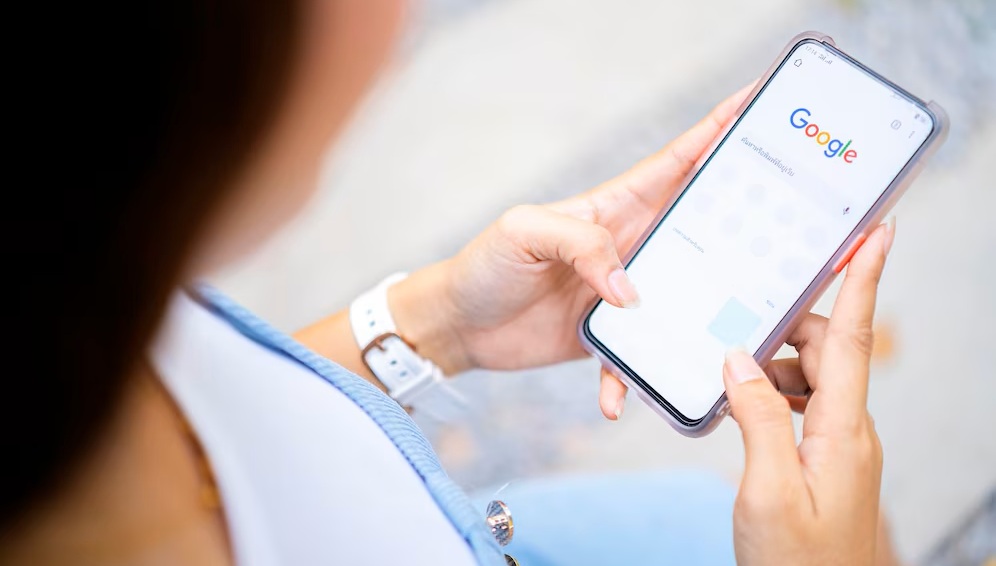 Cómo borrar el historial de Google: guía para Android y iPhone
